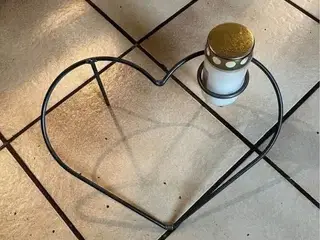 Gravpynt i jern med plads til et lys