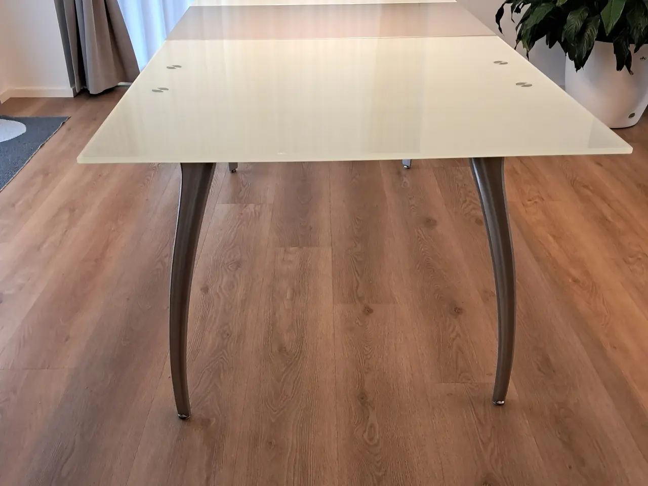 Billede 2 - SE HER ! - glas spisebord med 6 polstrede stole!