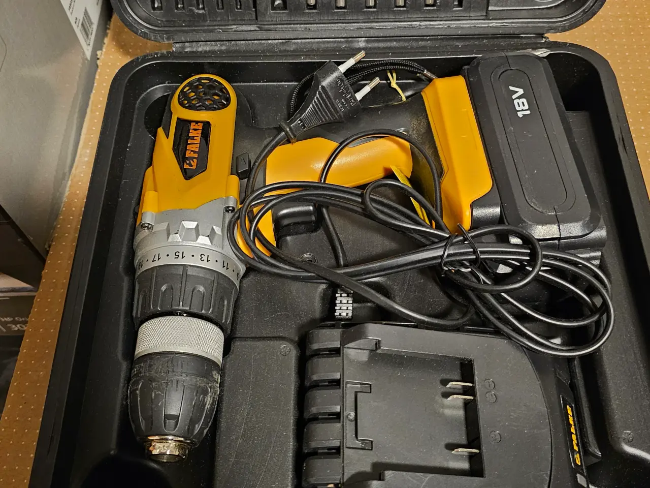 Billede 2 - Boremaskine med oplader og batteri plus kuffert
