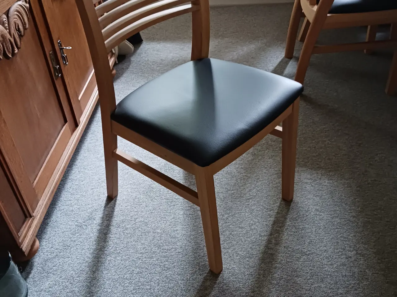 Billede 2 - Spisebord og stole