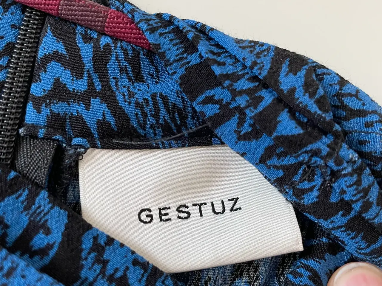 Billede 2 - Gestuz mønstret bluse