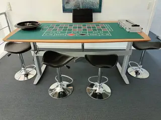 El-hæve-/sænke kontorbord i høj kvalitet.