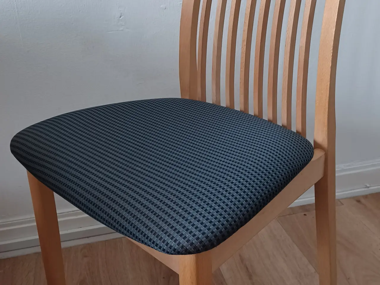 Billede 1 - Bøg/sæbebehandlet spisebordstol. Stof baron tern.