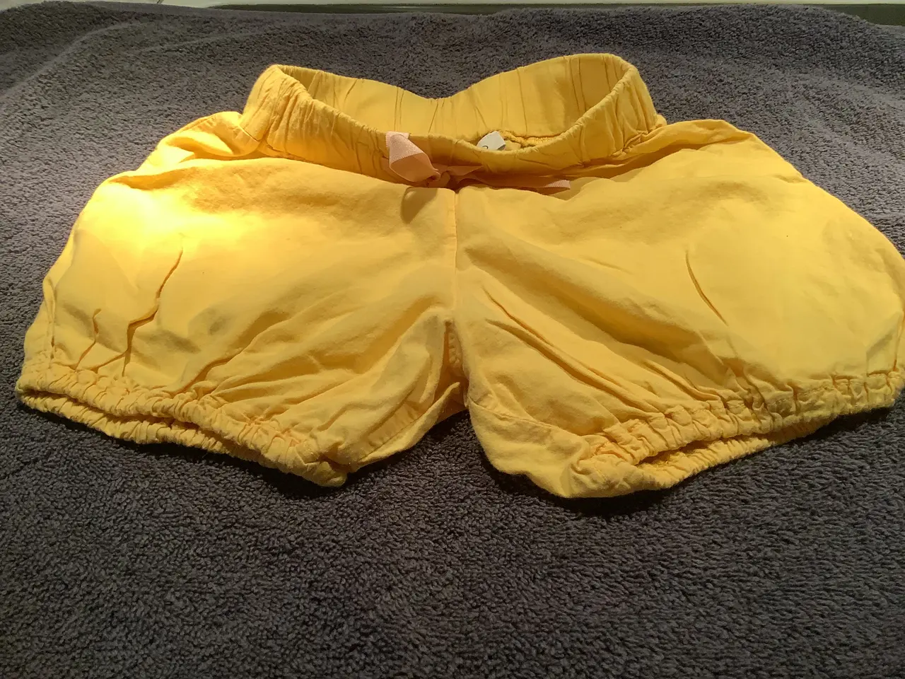 Billede 3 - Helt nye Gro gule shorts str. 74 pige
