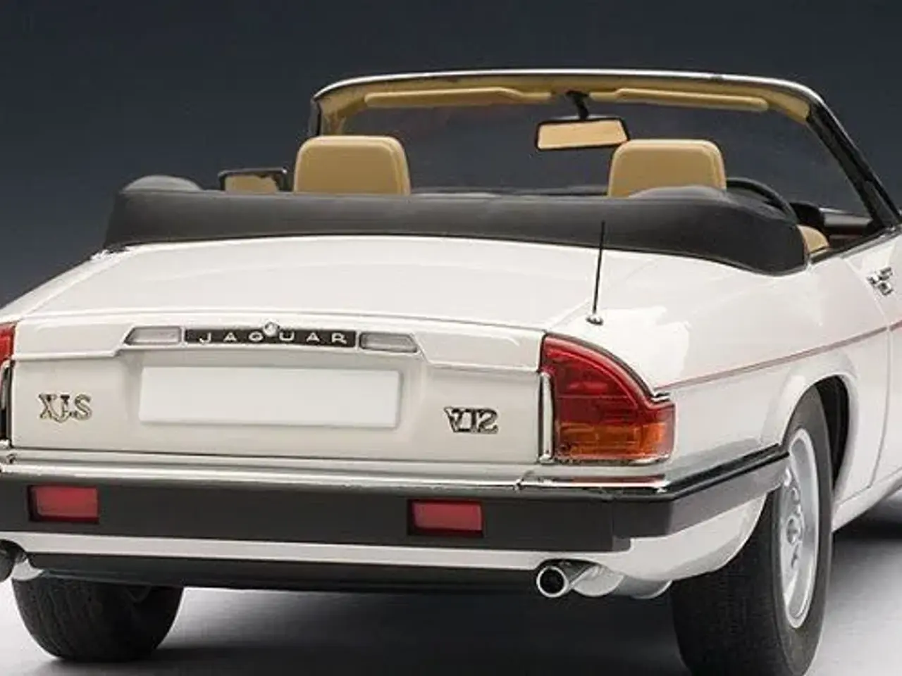 Billede 8 - 1976 Jaguar XJ-S V12 Cabriolet 1:18 Fre