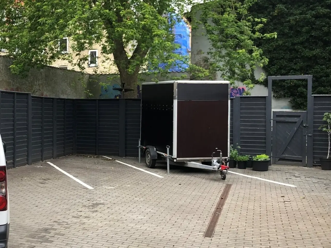 Billede 1 - Parking i aflukket gård