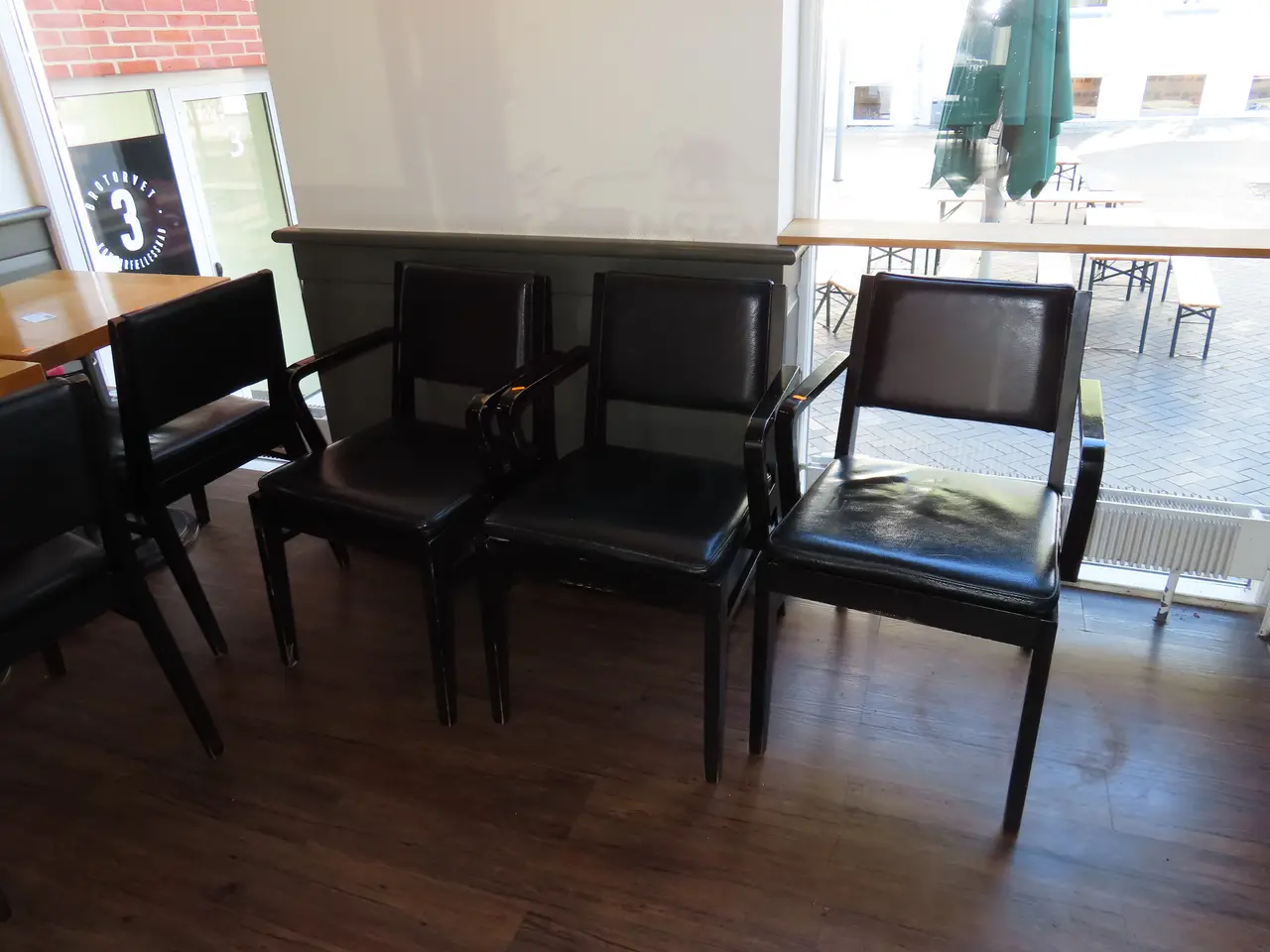 Billede 2 - 5 stk. Caféborde, 8 stk. Spisebordsstole samt sofa