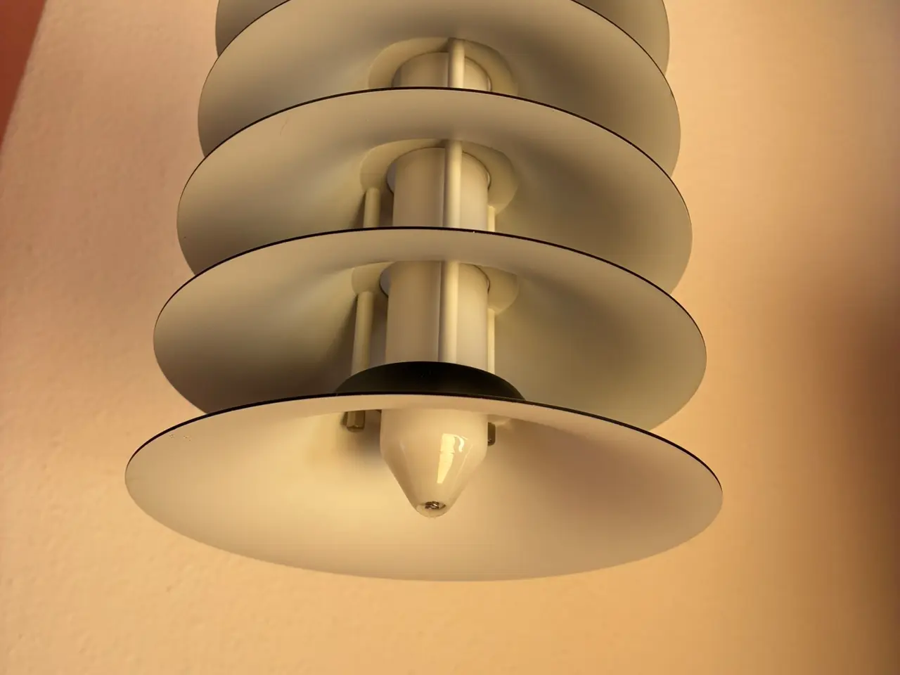 Billede 2 - Sort lampe med lysrør
