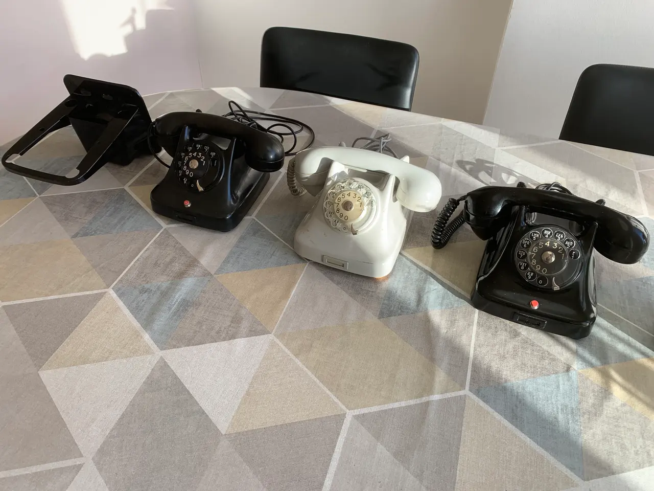 Billede 1 - 3 stk Reto Kirk drejeskive telefoner + 1 vægophæng