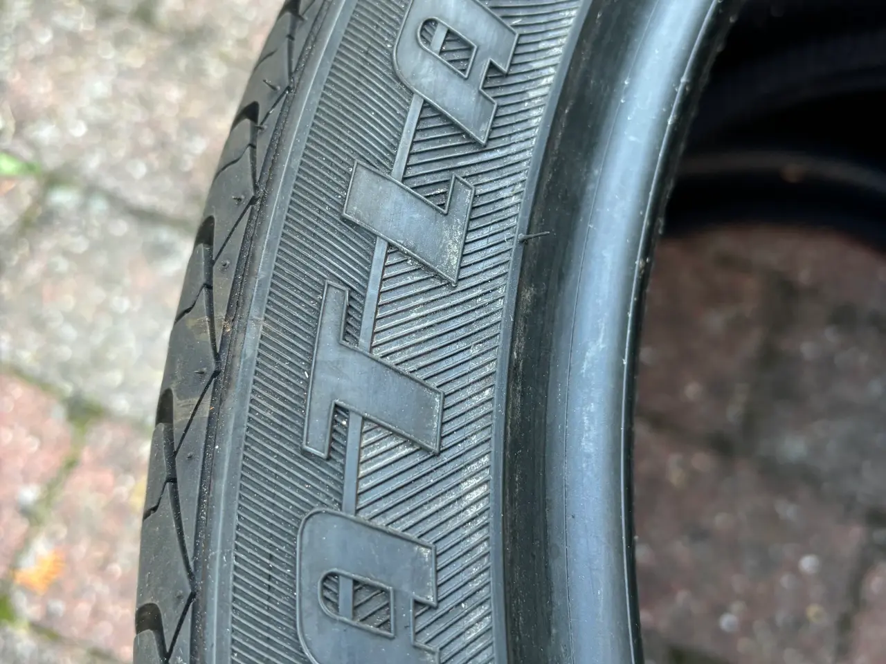 Billede 1 - 2 stk. 235/40 R 17 96Y