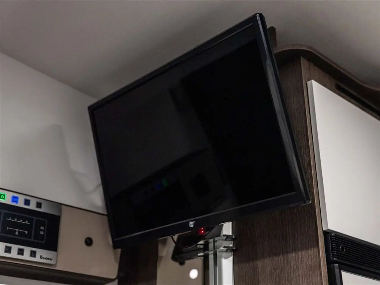 Billede 33 - 2027 - Benimar Sport 363 UP Automat gear - Dieselfyr - 12V kompressor køl - 200W solcelle