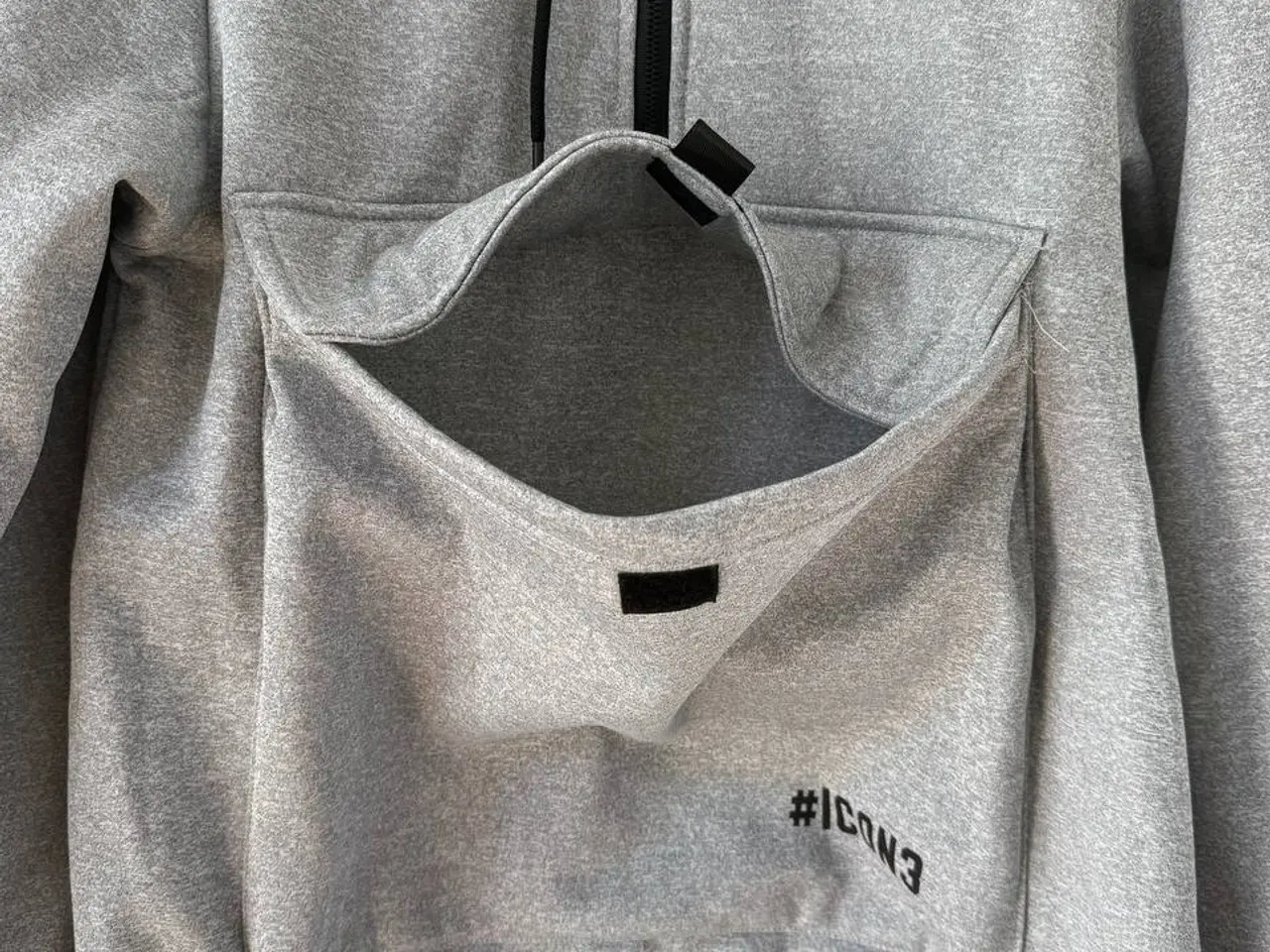 Billede 2 - Grå #ICON3 Hoodie med Stor Frontlomme – Str. XXL