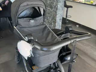 Emmaljunga NXT90B i en flot grå farve