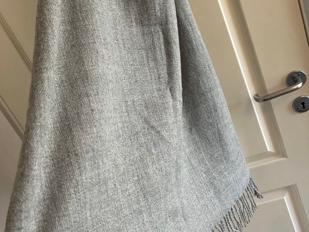 Billede 2 - Gråt tørklæde fra Vero Moda