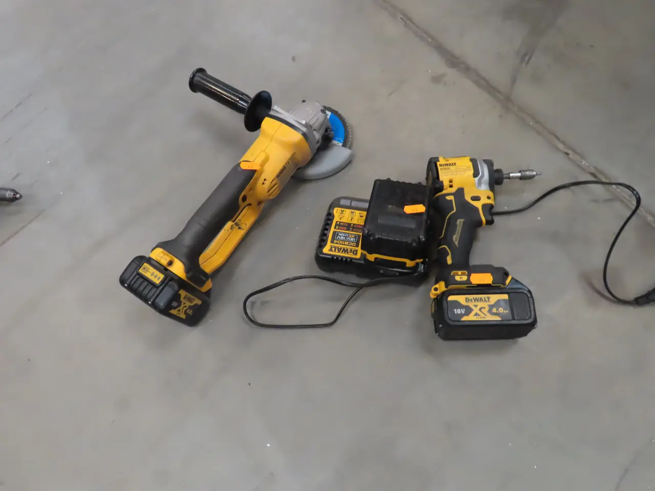 Billede 1 - 2 stk. Akku håndværktøj DEWALT DCF850, DCG412 med 3 stk. Batterier og lader