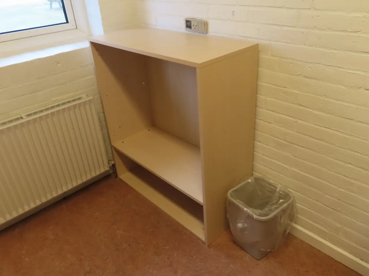 Billede 2 - Indhold på værelse af bord, køjeseng, skab mv.