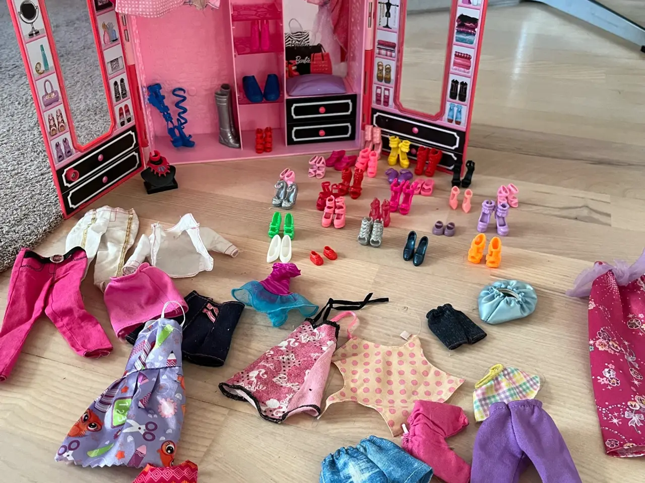 Billede 16 - Barbie  - diverse dukker, tøj og møbler 