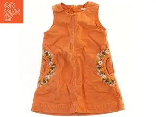 Orange kjole med blomsterbroderi fra H&M (str. 104)