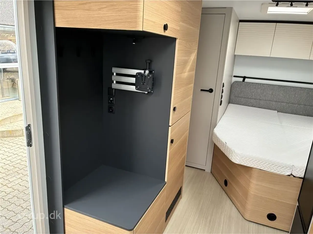 Billede 11 - 2026 - Adria Adora 522 UP Dobbeltsengsvogn, rundsiddegruppe, el-gulv-varme, stort 142L KOMPRESSOR køleskab, TV-holder, stabilisator, Adria Smartbox, glasfibertag