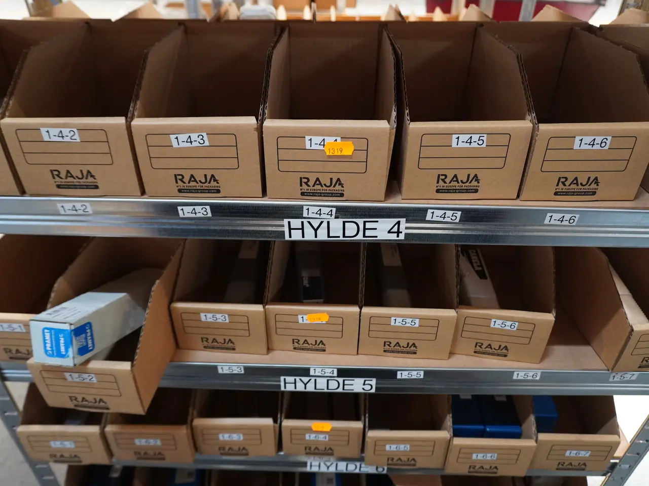 Billede 1 - Kasser med bor, stikstål m.m.