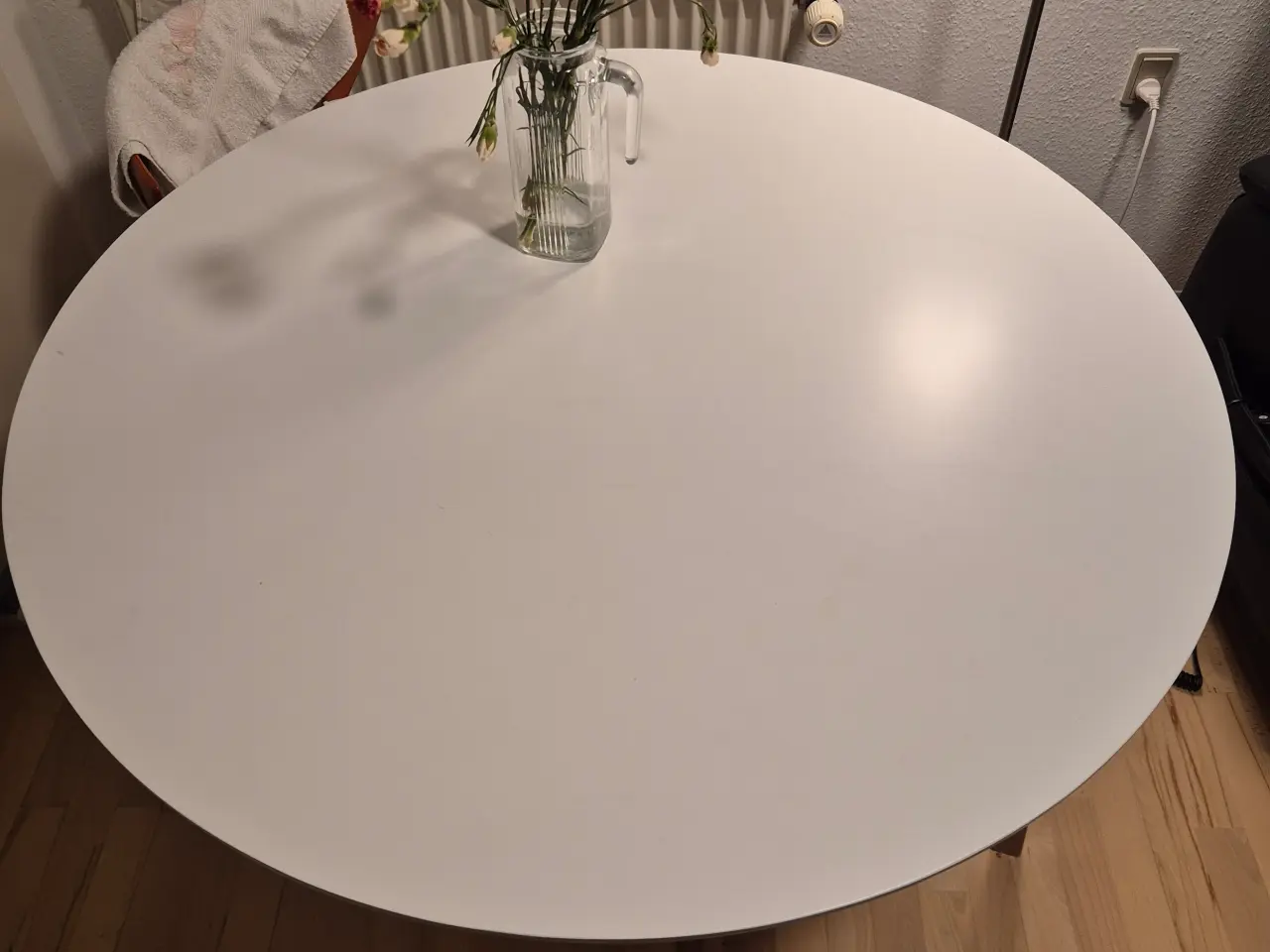 Billede 2 - Pænt charmerende Spisebord og 2 stole 