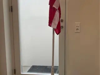 Flagstang i hvid med Dannebrogsflag