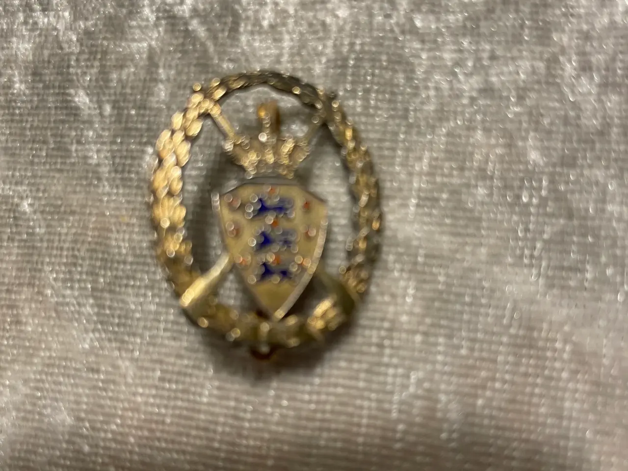 Billede 2 - Broche og nål med rigsvåben i sølv