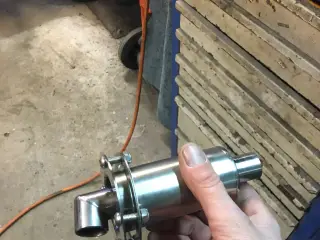 Udstødnings gennemføring