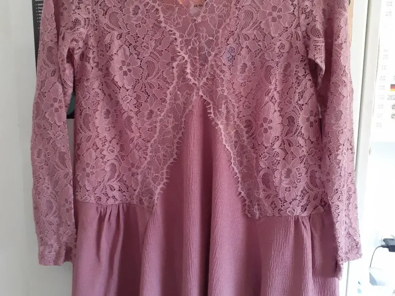 Billede 1 - Kjole, str. 34/36, rosa, med søde blonder.