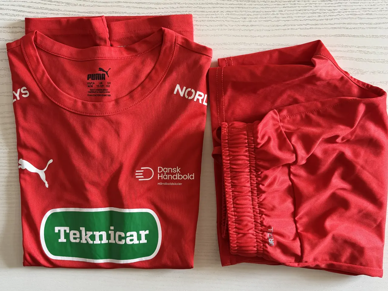 Billede 1 - Sportstøj bluse og shorts Puma str. 152