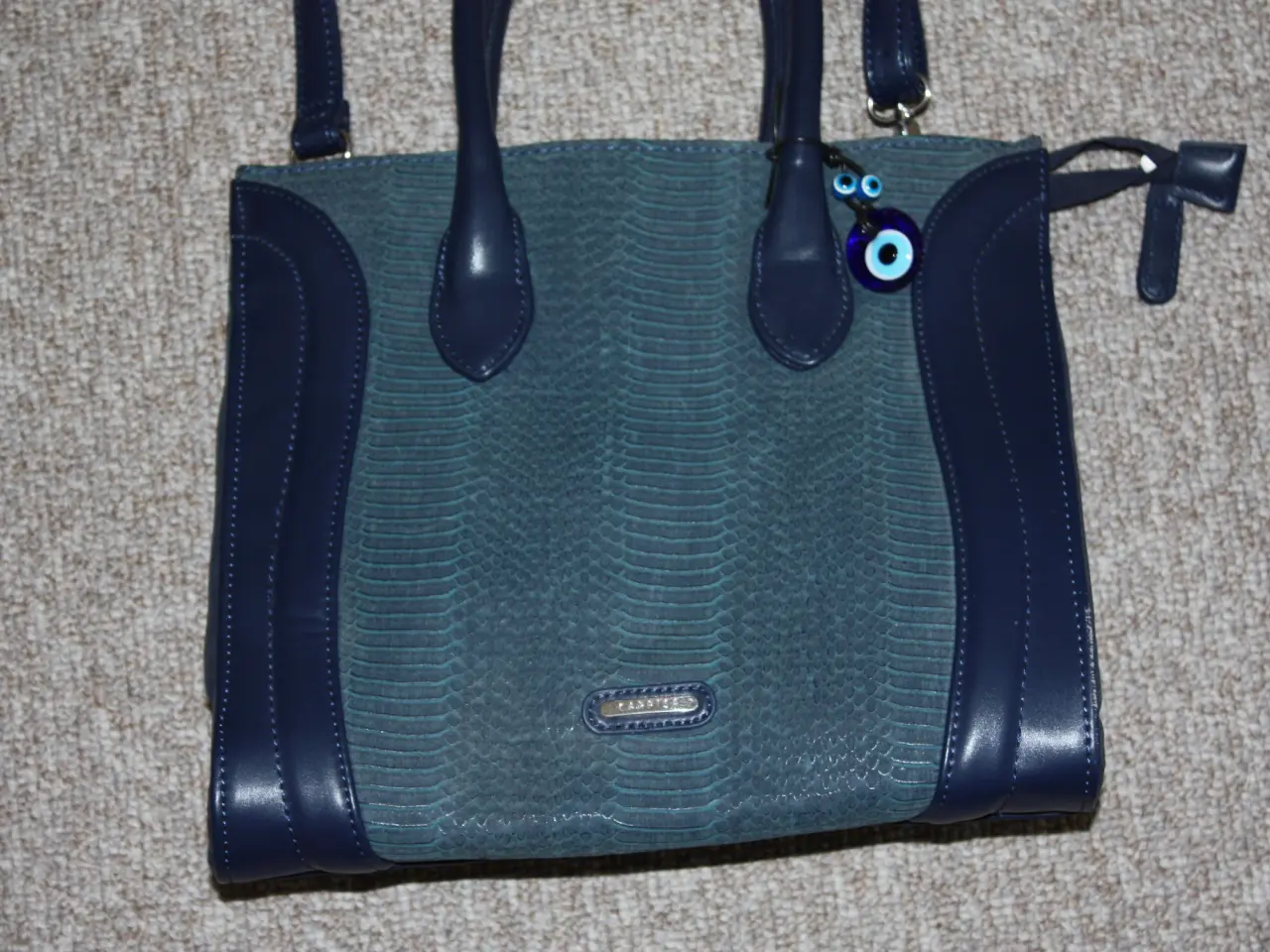 Billede 2 - Skuldertaske Carpisa 27 cm x  30 cm med brugsspor