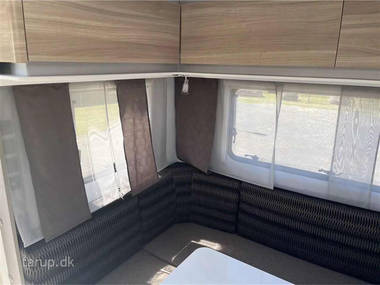 Billede 9 - 2016 - Adria Altea 472 PU Fortelt: Ventura D300, Truma mover, rundsiddegruppe, aircon., DuoControl, el-gulv-varme, køleskab m/ fryser, gulvtæpper, fransk dobbeltseng