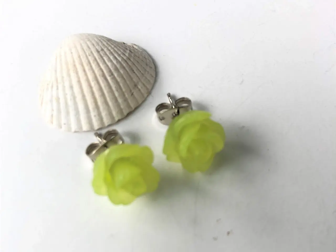 Billede 4 - Lime grøn rose, øreringe, ørestikkere