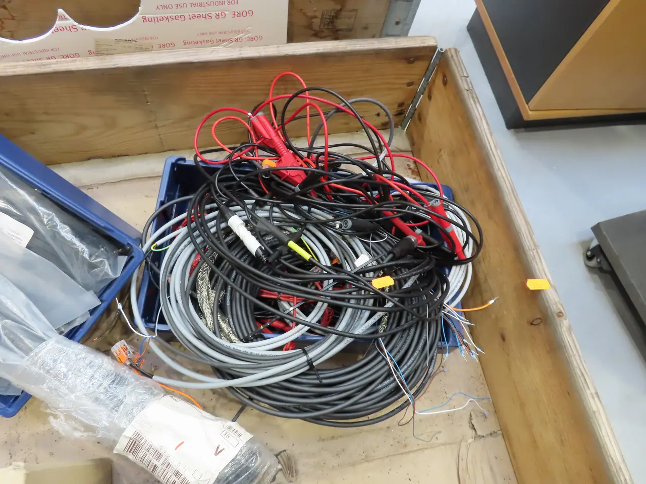 Billede 3 - Palle med div. kabler, sensor ABB GL 10 3TA, strømforsyning BK PRECISION m.m.