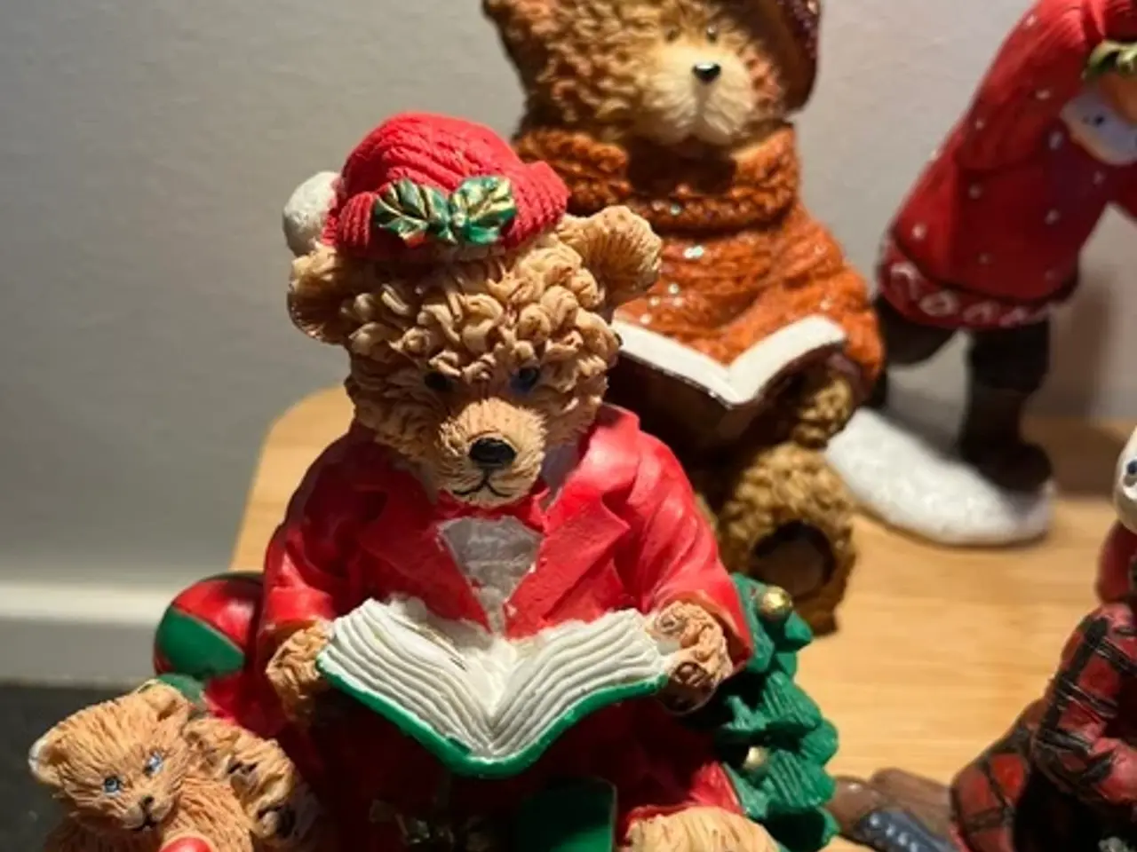 Billede 2 - Samling julefigurer med nisser, bamser og rensdyr