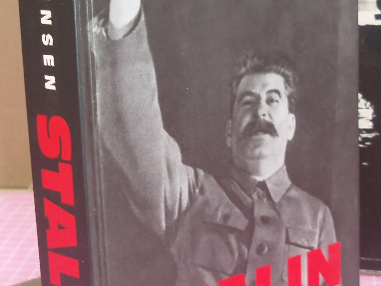 Billede 1 - Stalin - en biografi af Bent Jensen