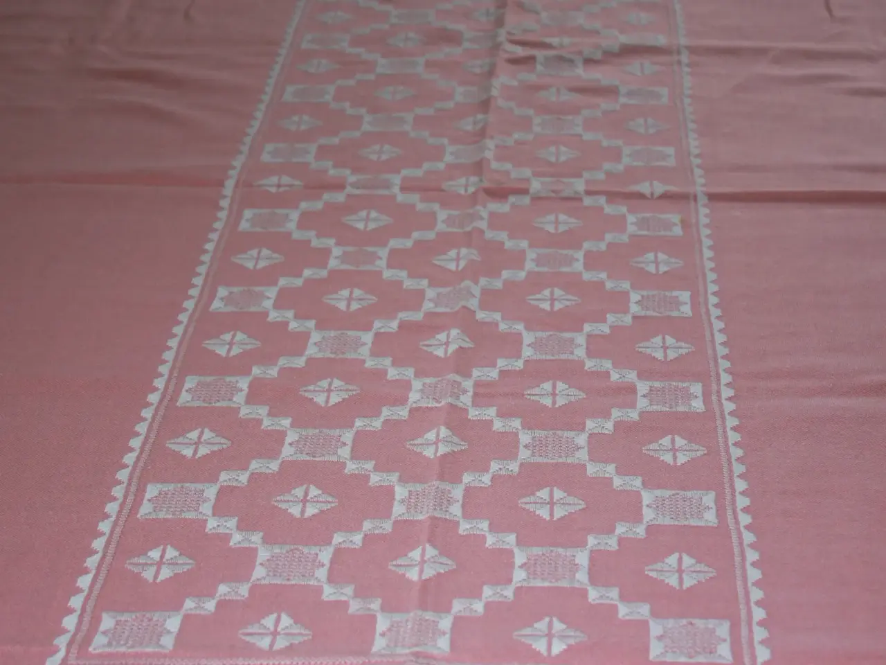 Billede 2 - Lyserød dug med hvidt broderi, 105 x 205 cm