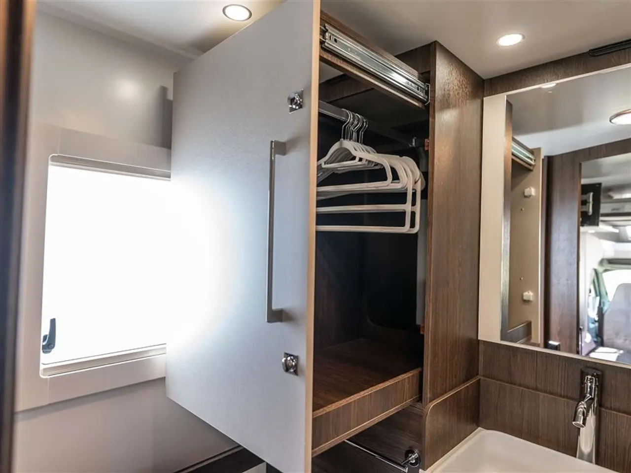 Billede 22 - 2022 - Benimar Tessoro 488 NK Rummelig camper med face-to-face siddegruppe
