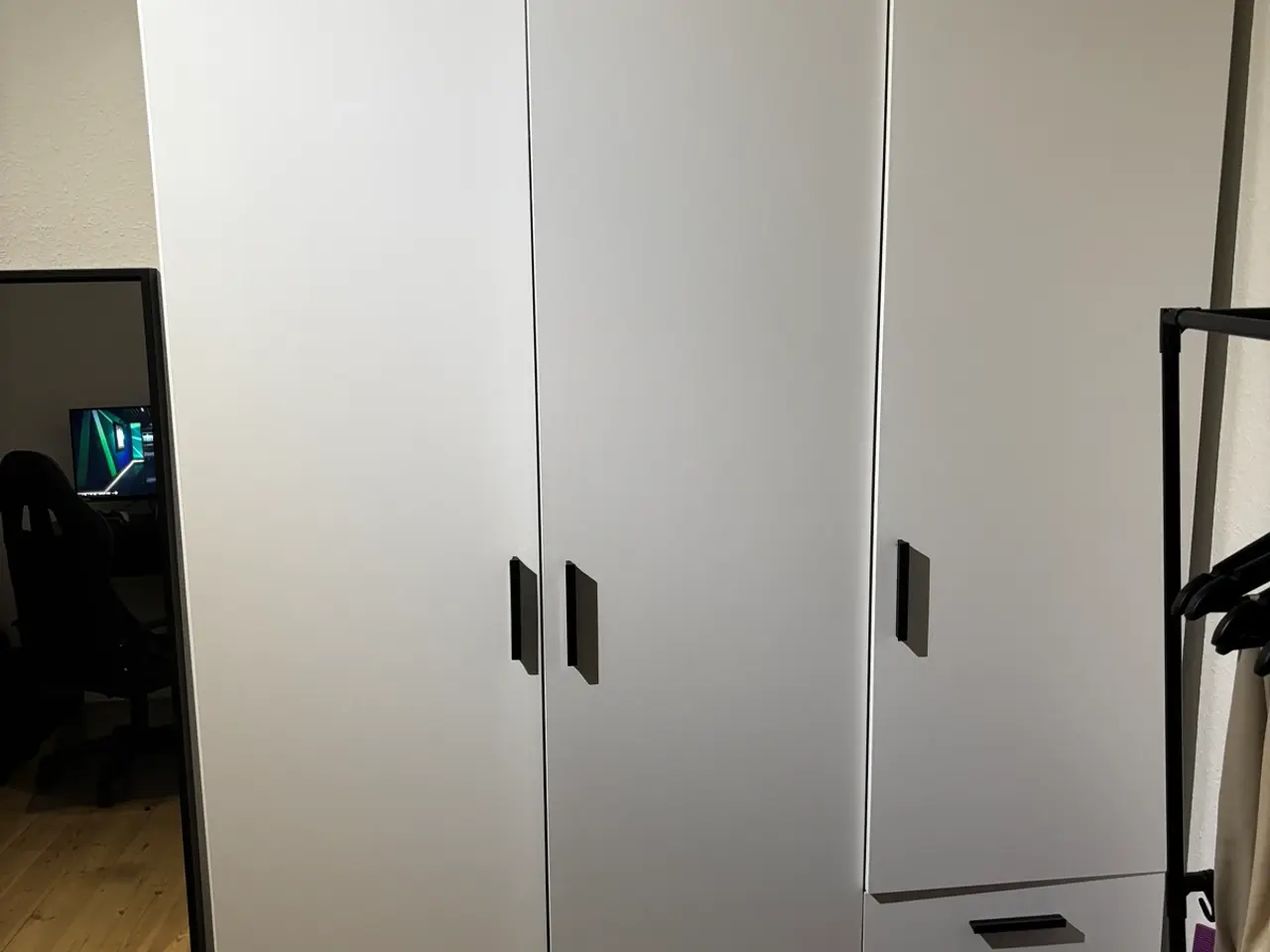 Billede 1 - Pænt garderobeskab H200- B145-D50