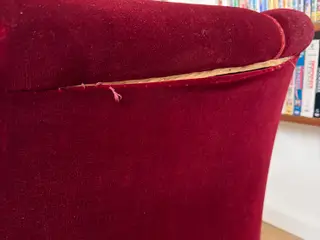 Antik lænestol i rød velour