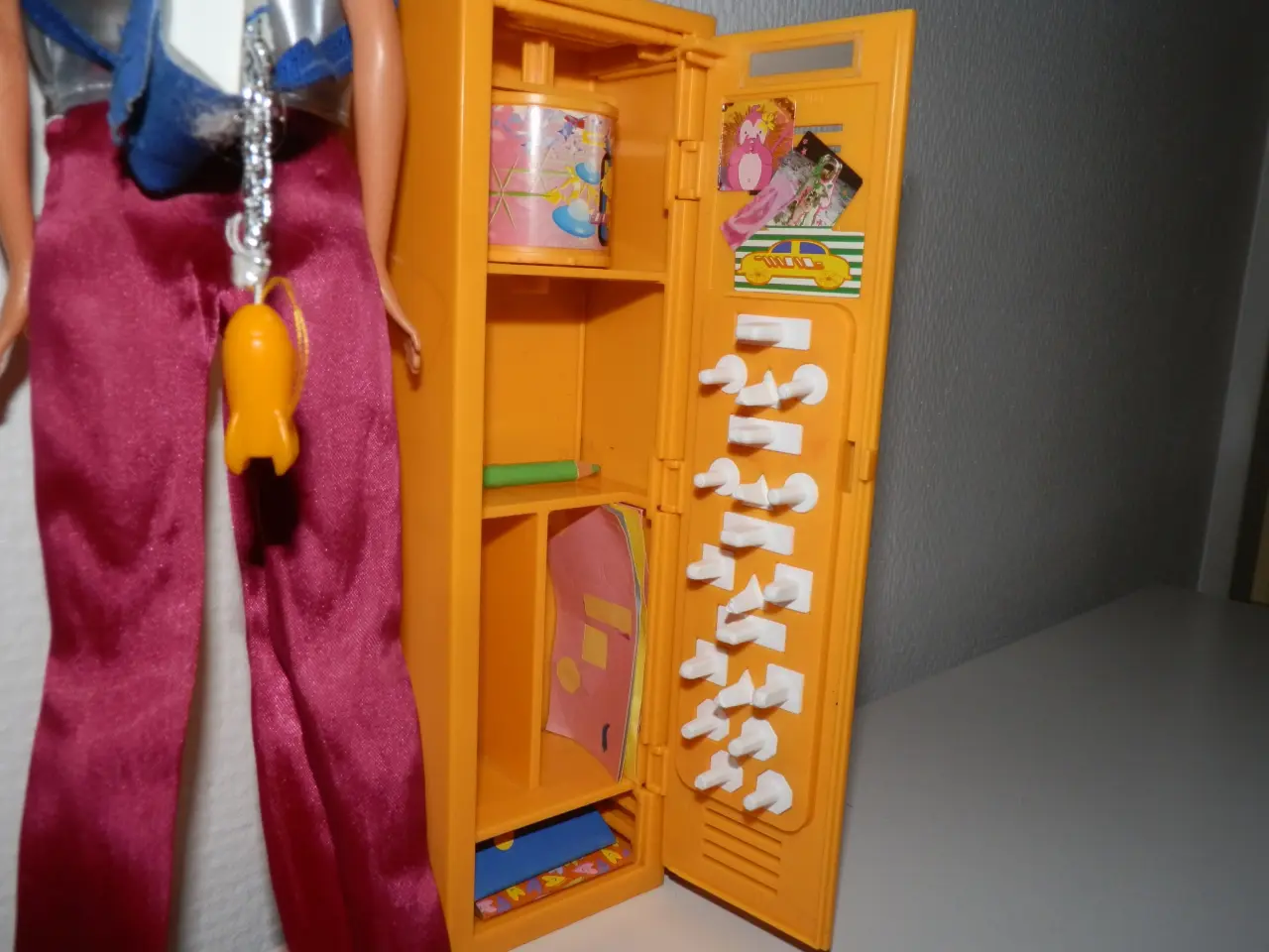 Billede 7 - Barbie high school med alt tilbehør