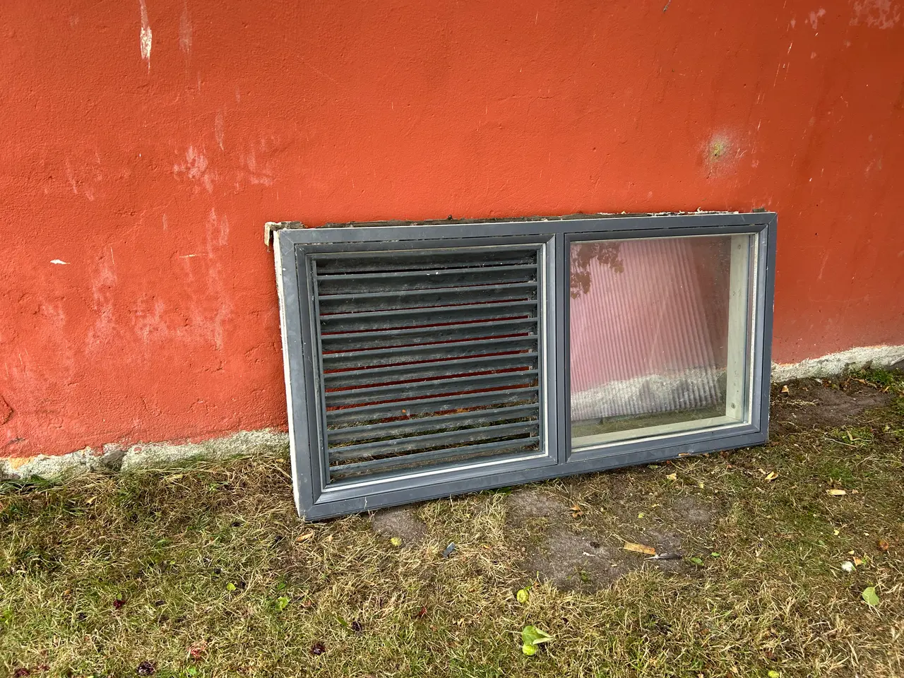 Billede 1 - træ / alu Kældervindu med indbyg ventilationsrist