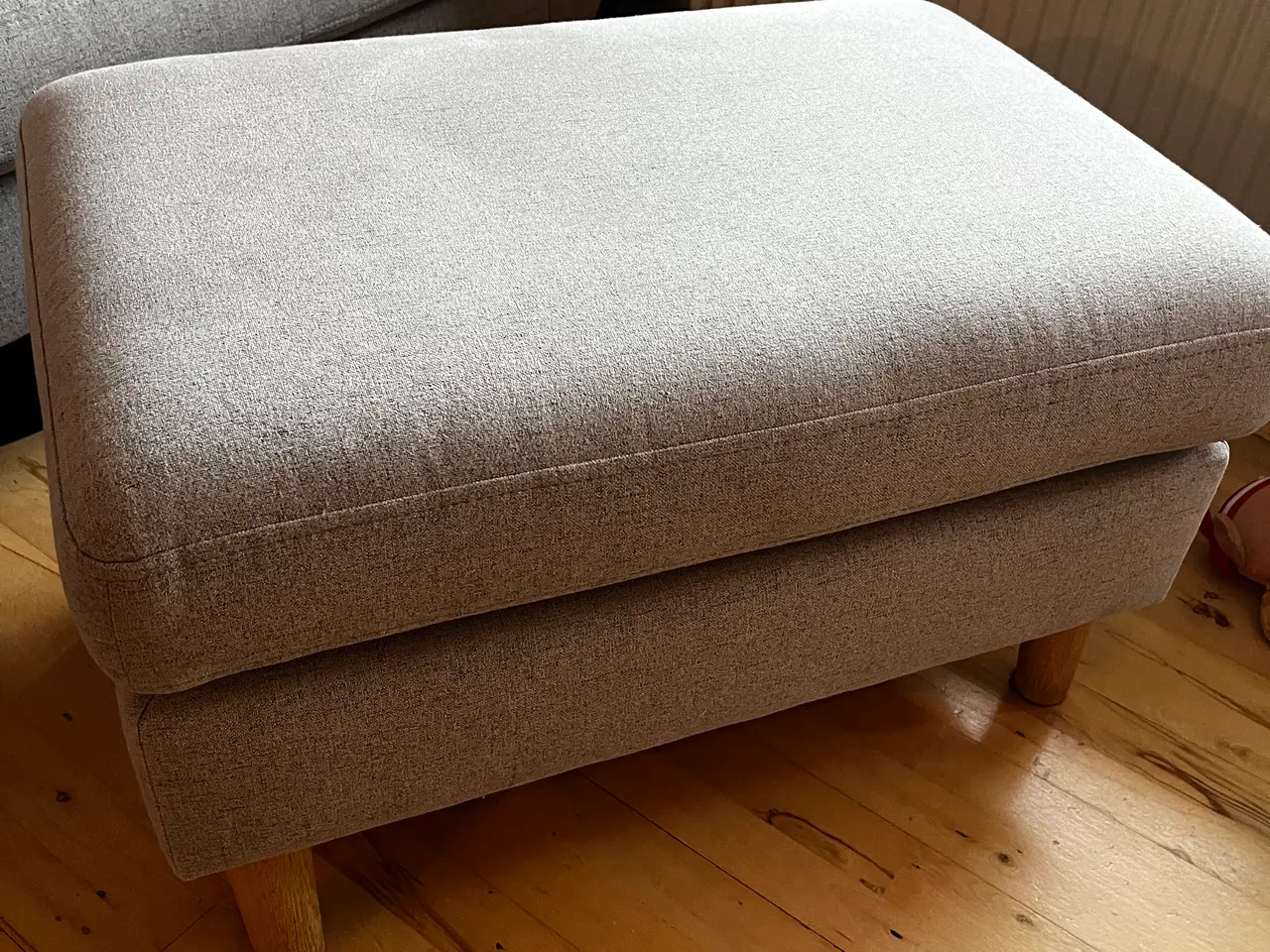 Billede 3 - Grå sofa med puf