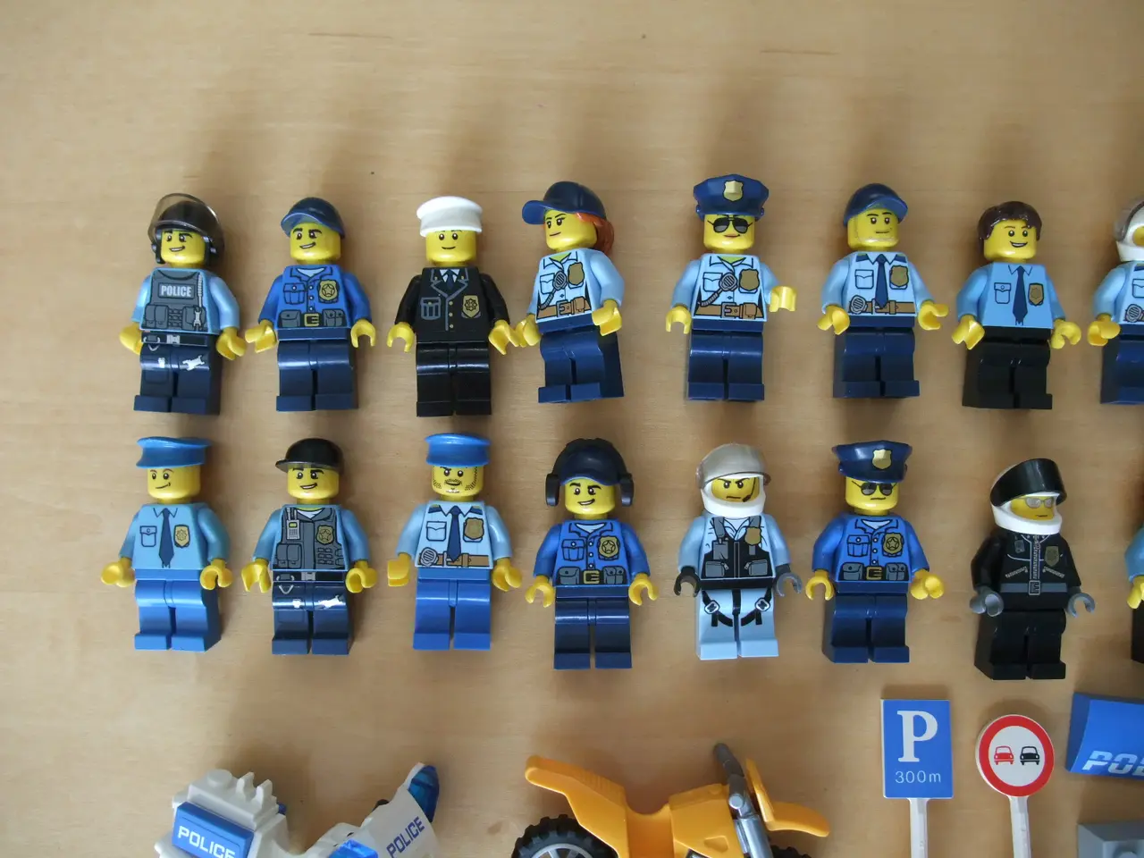 Billede 2 - Lego City Politibetjente Figurer+Tilbehør