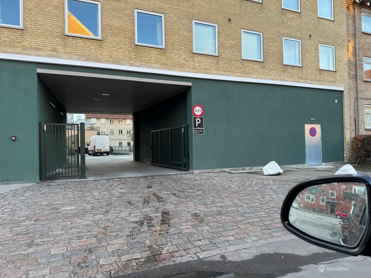 Billede 2 - Parkering i aflåst parkeringskælder med elektriske porte