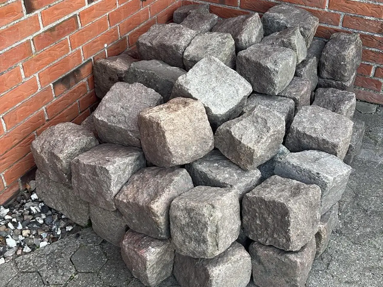 Billede 2 - Granitbrosten til salg