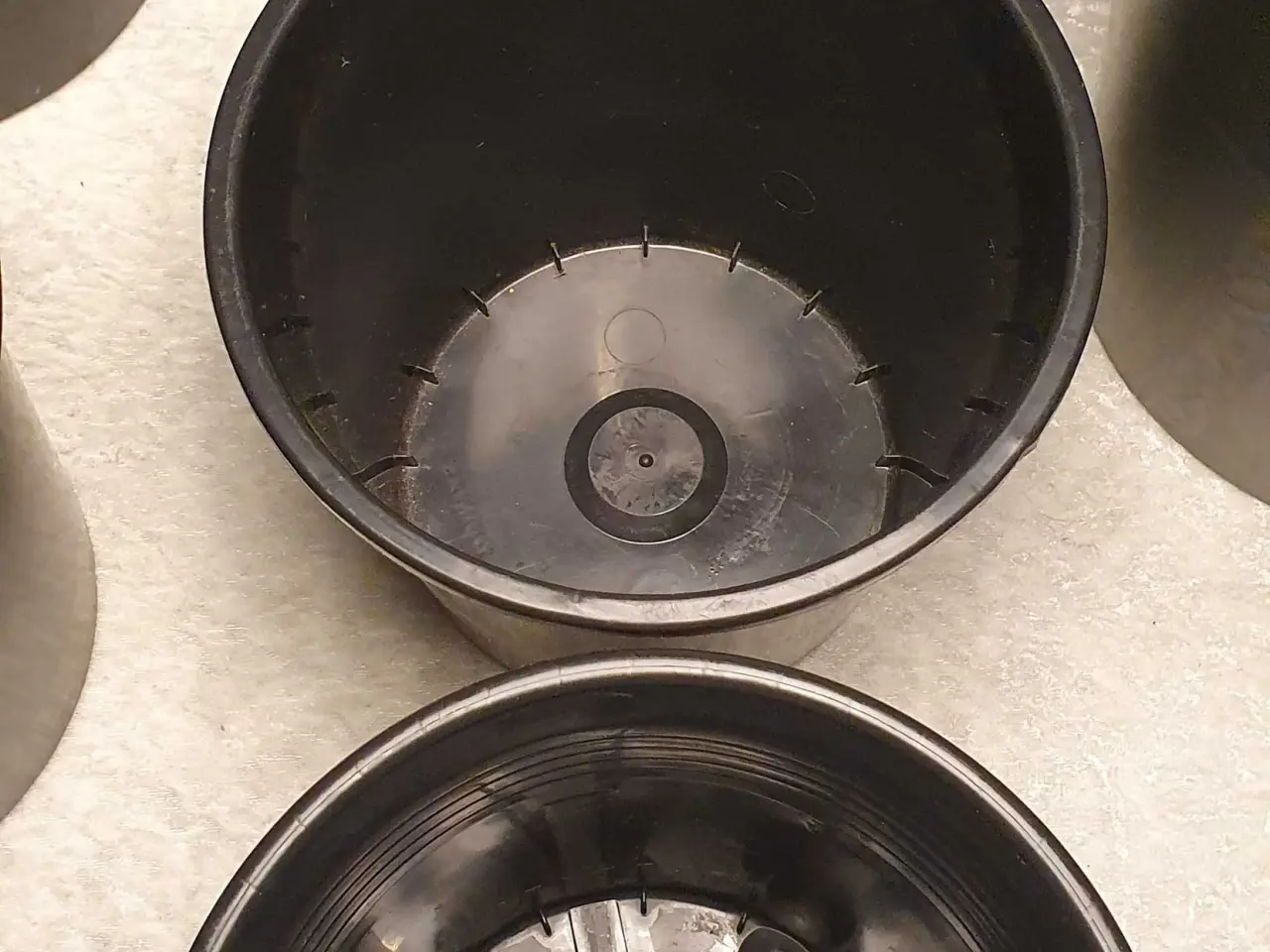 Billede 2 - Spande,  opbevaring i sort plast 