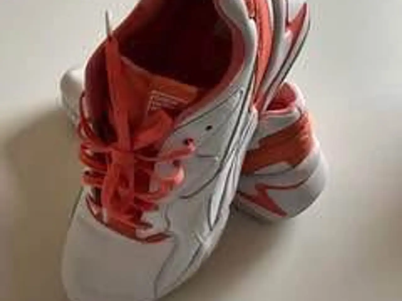 Billede 3 - Fræk Puma sko m/orange detaljer 