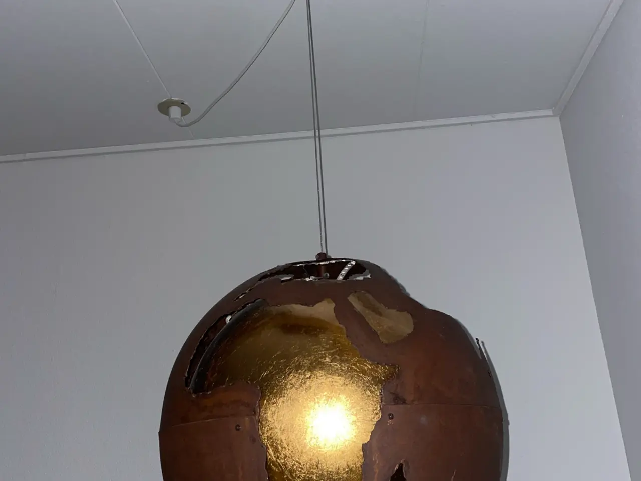 Billede 5 - Globus lampe i metal med guld og LED lys