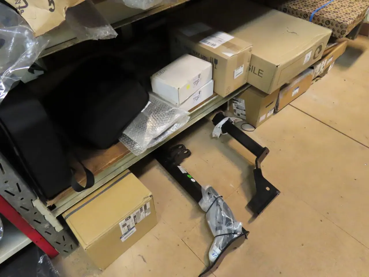 Billede 4 - Indhold på pallereol af diverse reservedele